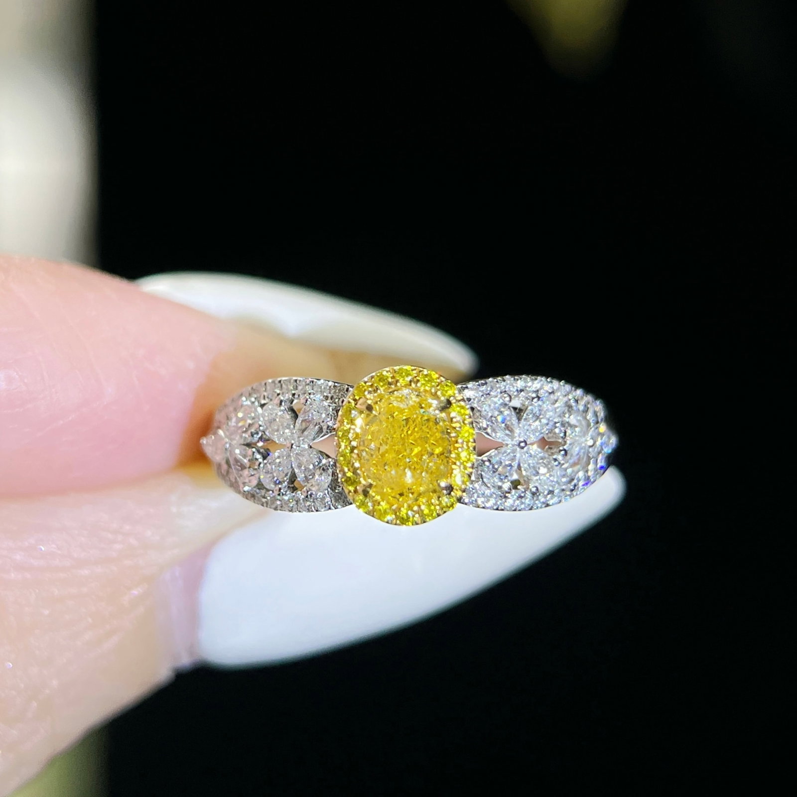 14k Gold 1.02 Ctw Natural Yellow Diamond & Diamond Ring: Ref:230988415 // gold content:14k gold // ring size:7. 25us // // main gemstone:yellow diamond // shape:oval // carat weight:0. 5ct // color:yellow // treatment:natural // // adjacent gemstone 2 : dia
