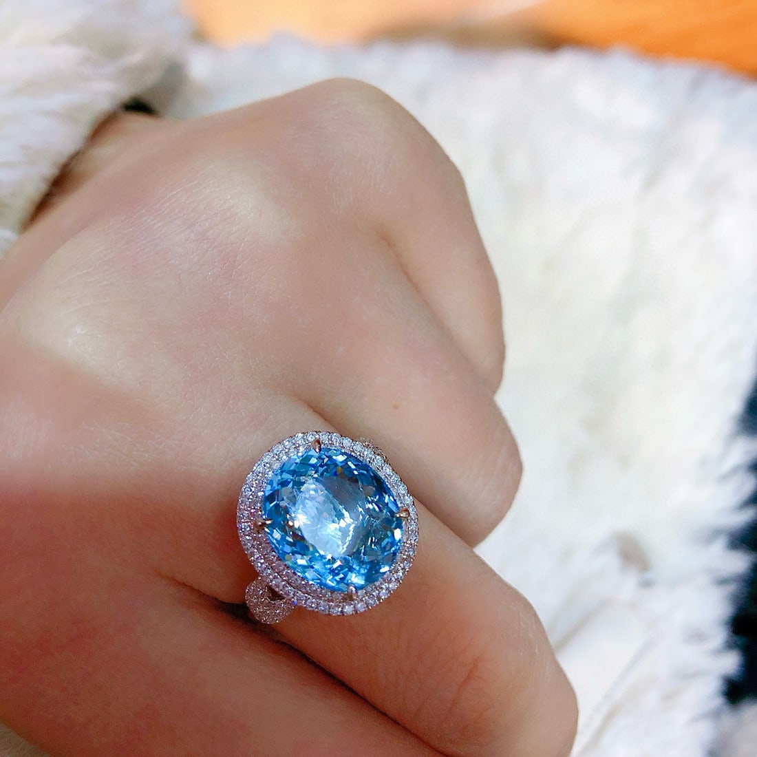 14k Gold 6.3 Ct Natural Aquamarine & Diamond Ring: Ref:230991014 // gold content:14k gold // ring size:7. 25us // // main gemstone:aquamarine // shape:oval // carat weight:6. 3ct // color:blue // treatment:natural // // adjacent gemstone 2 : diamond