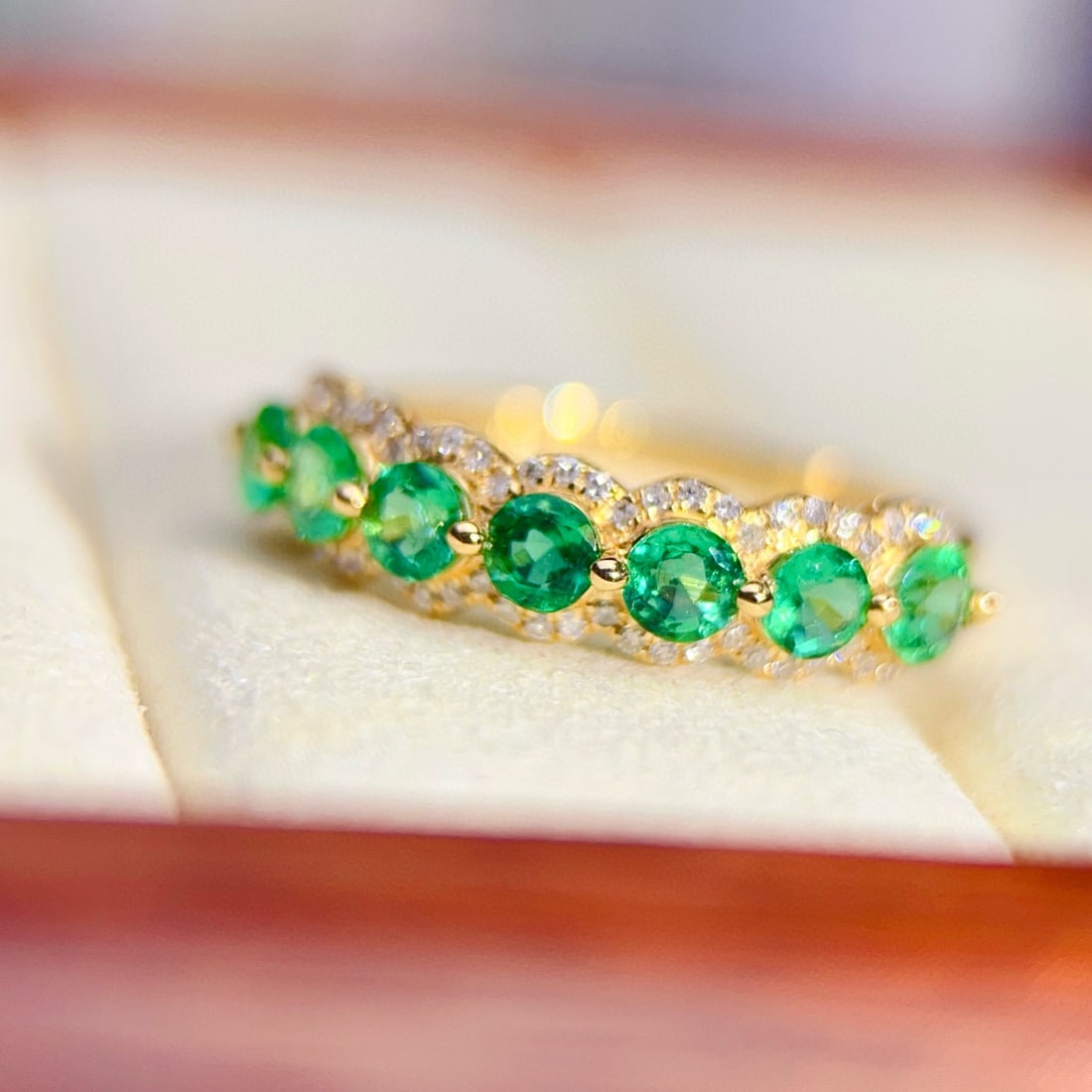14k Gold 0.8 Ct Natural Emerald & Diamond Ring: Ref:230991016 // gold content:14k gold // ring size:7. 25us // // main gemstone:emerald // shape:round // carat weight:0. 8ct // color:green // treatment:natural // cut grade:g // // adjacent gemstone