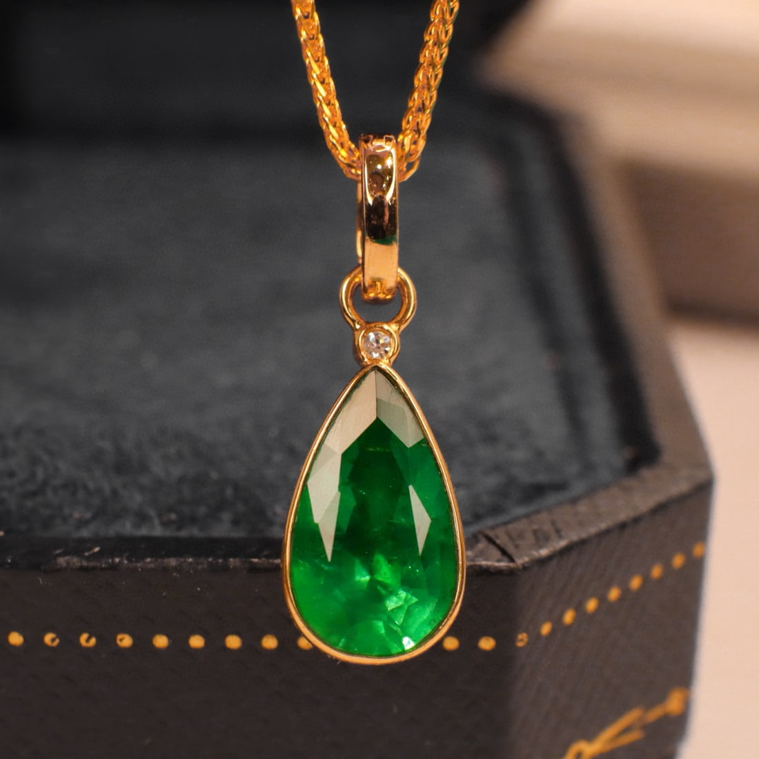 14k Gold 1.56 Ctw Natural Emerald & Diamond Pendant( Without Chain ): Ref:230991018 // gold content:14k gold // main gemstone:emerald // shape:pear // carat weight:1. 5ct // color:green // treatment:natural // // adjacent gemstone 2 : diamond // shape:round // carat