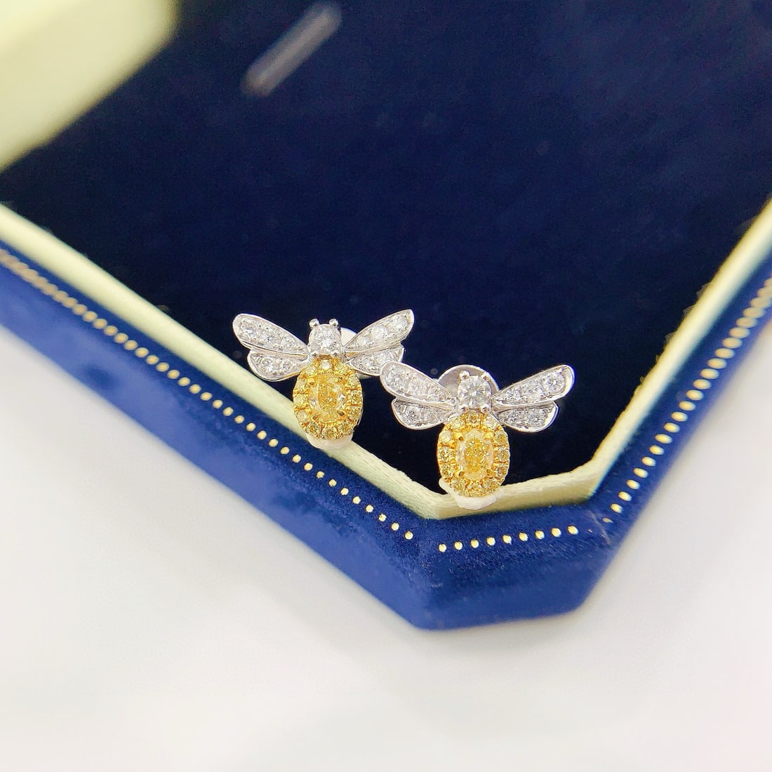 14k Gold 0.48 Ctw Natural Yellow Diamond & Diamond & Bees Earrings: Ref:230991025 // gold content:14k gold // main gemstone:yellow diamond // shape:oval // carat weight:0. 2ct // color:yellow // treatment:natural // // adjacent gemstone 2 : diamond // shape:round //