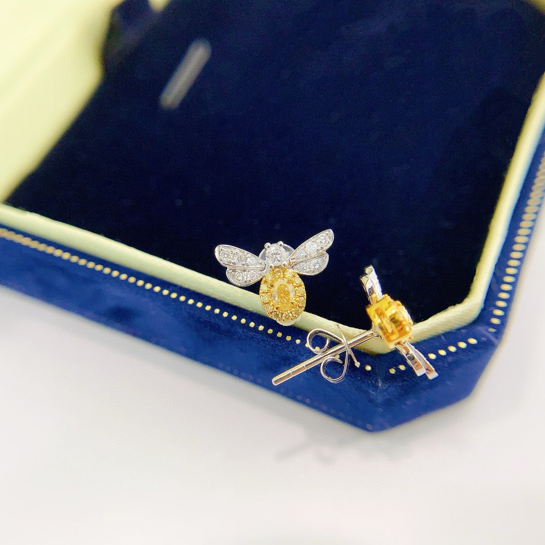 14k Gold 0.48 Ctw Natural Yellow Diamond & Diamond & Bees Earrings - 3