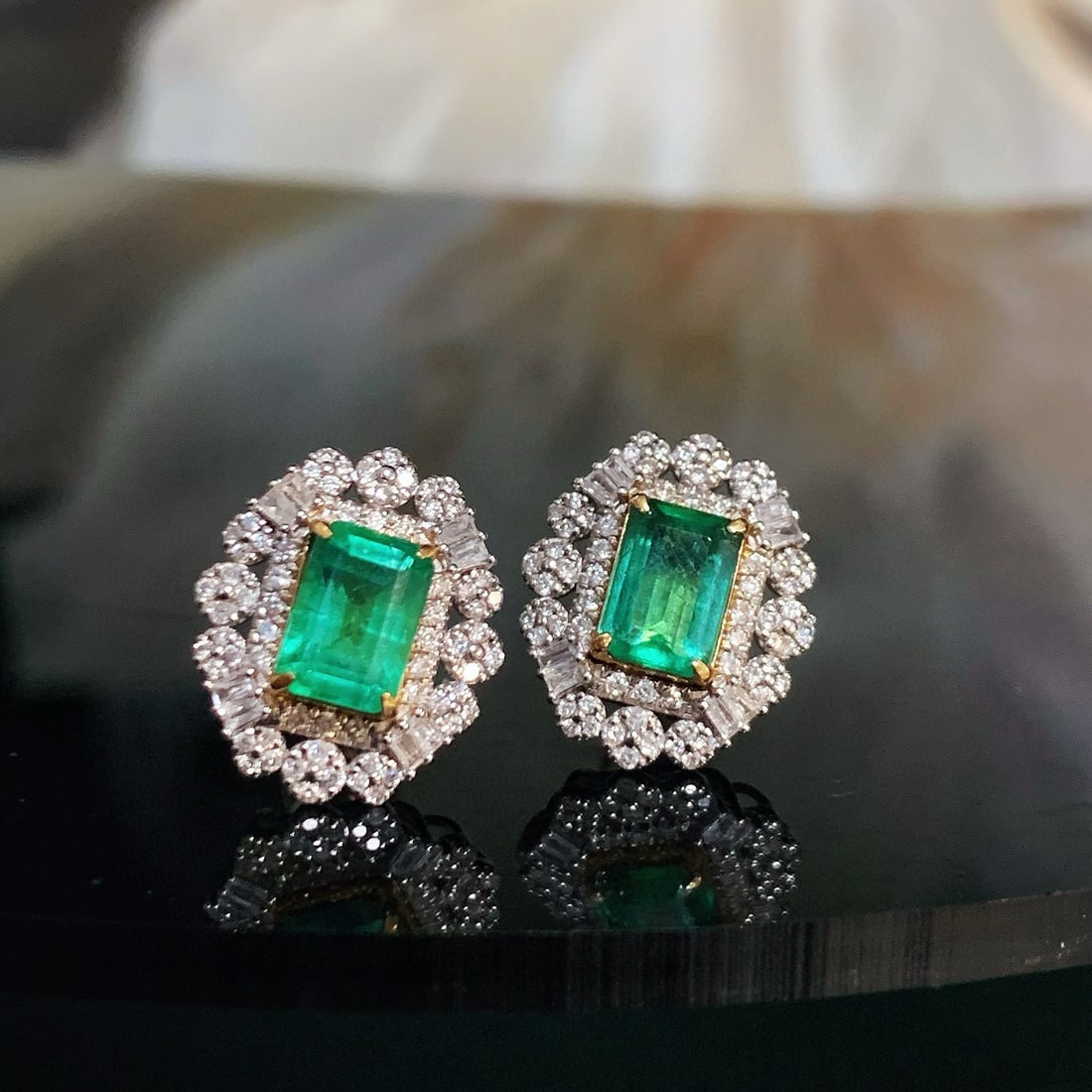 14k Gold 2.2 Ct Natural Emerald & Diamond Earrings: Ref:230991026 // gold content:14k gold // main gemstone:emerald // shape:octagonal // carat weight:2. 2ct // color:green // treatment:natural // // adjacent gemstone 2 : diamond // shape:multiply //
