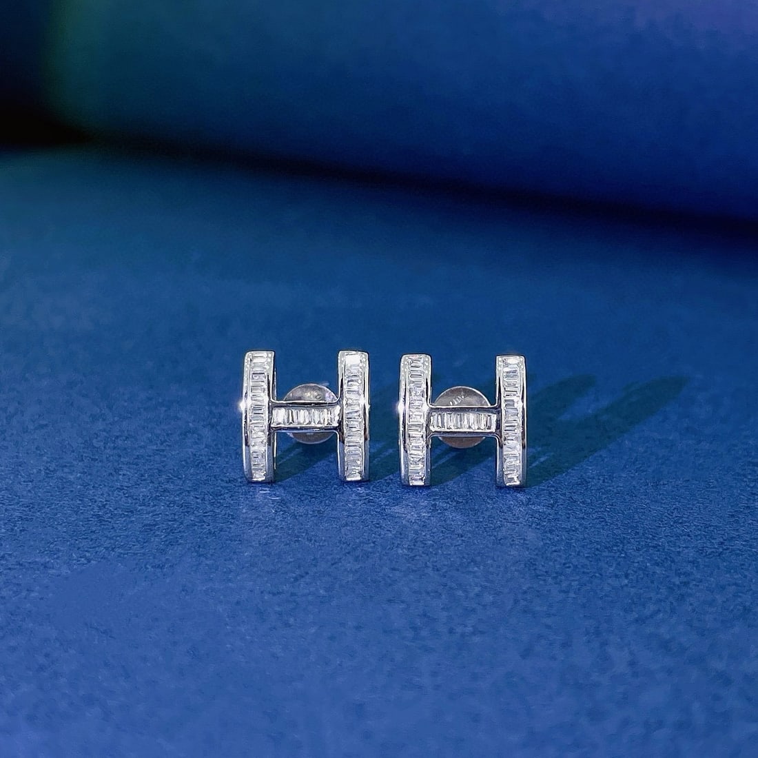 14k Gold 0.22 Ct Natural H Diamond Earrings: Ref:230991029 // gold content:14k gold // main gemstone:diamond // shape:baguette // carat weight:0. 22ct // clarity grade:vs-si // color:h // treatment:natural // Condition: New Low Estimate: