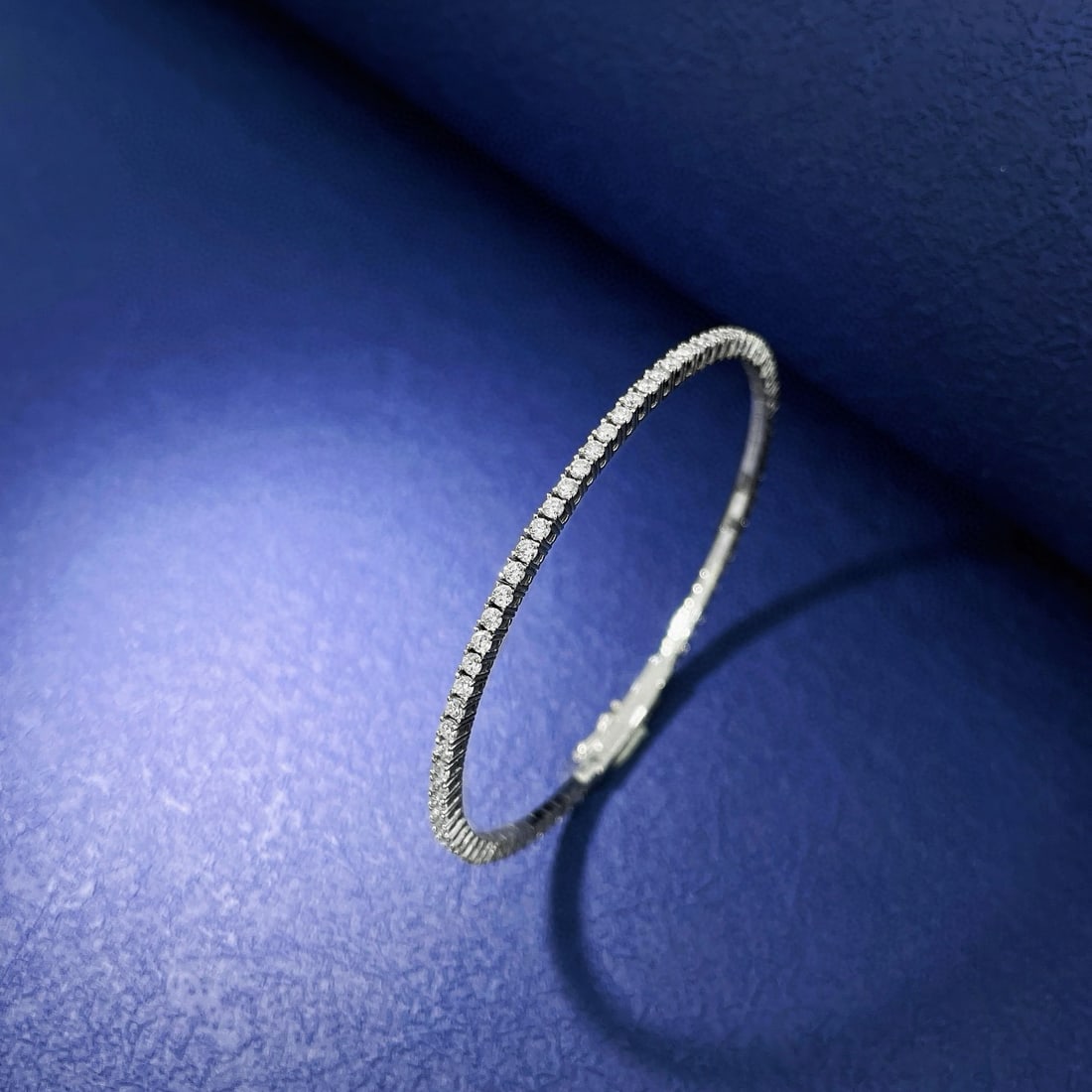 14k Gold 1.55 Ct Natural H Diamond Bangle: Ref:230991048 // gold content:14k gold // main gemstone:diamond // shape:round // carat weight:1. 55ct // clarity grade:vs-si // color:h // treatment:natural // cut grade:g // Condition: New Low