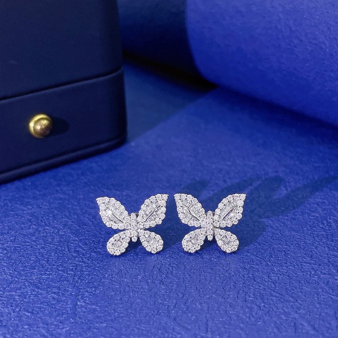 14k Gold 0.8 Ct Natural H Diamond & Butterfly Earrings: Ref:230991049 // gold content:14k gold // main gemstone:diamond // shape:multiply // carat weight:0. 8ct // clarity grade:vs-si // color:h // treatment:natural // Condition: New Low Estimate: 3700.00