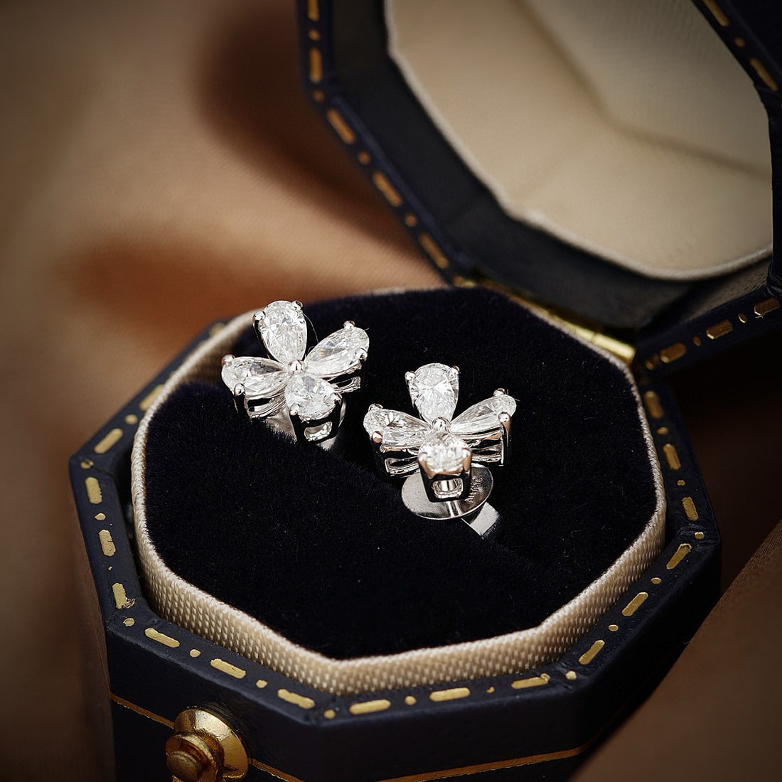 14k Gold 0.52 Ct Natural H Diamond Earrings: Ref:230991051 // gold content:14k gold // main gemstone:diamond // shape:pear // carat weight:0. 52ct // clarity grade:vs-si // color:h // treatment:natural // Condition: New Low Estimate: 2900.00