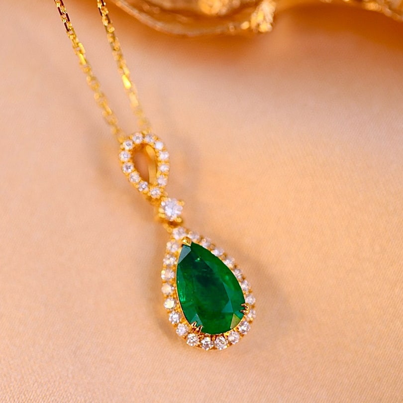 14k Gold 1.91 Ctw Natural Emerald & Diamond Necklace: Ref:230991052 // gold content:14k gold // main gemstone:emerald // shape:pear // carat weight:1. 6ct // color:green // treatment:natural // // adjacent gemstone 2 : diamond // shape:round // carat wei