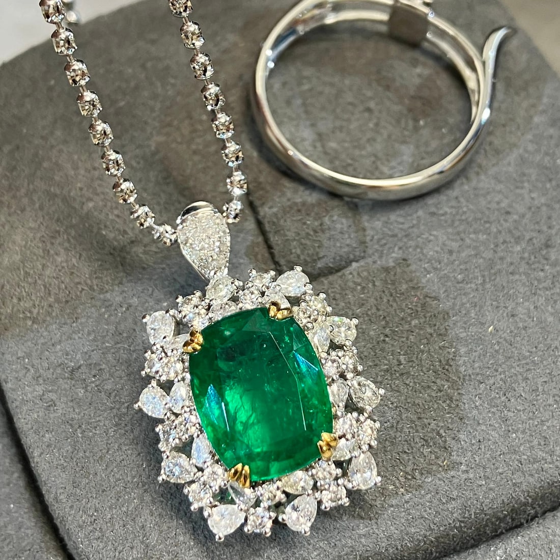 14k Gold 5.21 Ctw Vivid Green Natural Emerald & Diamond Ring/pendant( Without Chain ) - 4