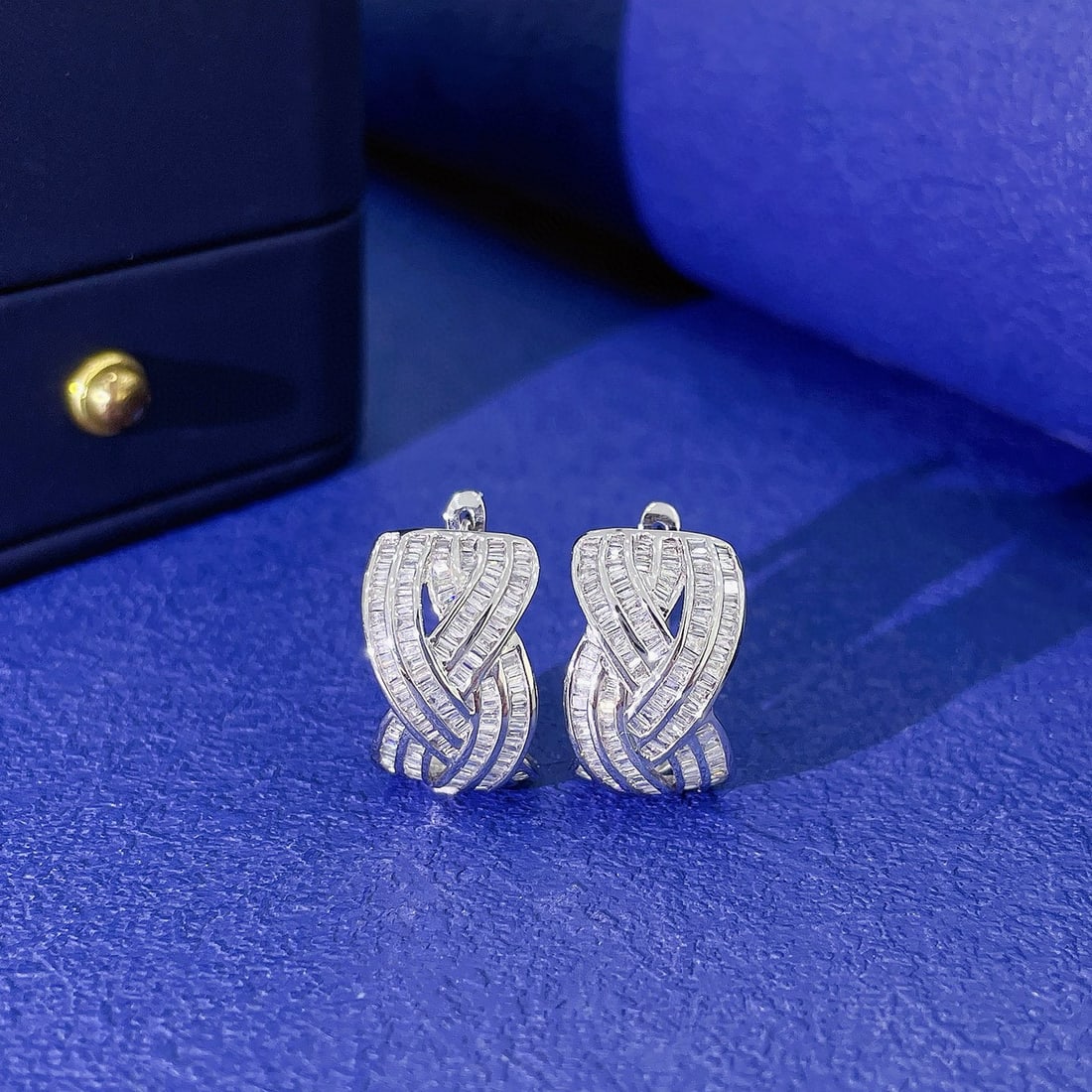 14k Gold 0.98 Ct Natural H Diamond Earrings: Ref:230991087 // gold content:14k gold // main gemstone:diamond // shape:baguette // carat weight:0. 98ct // clarity grade:vs-si // color:h // treatment:natural // Condition: New Low Estimate: 4600.00