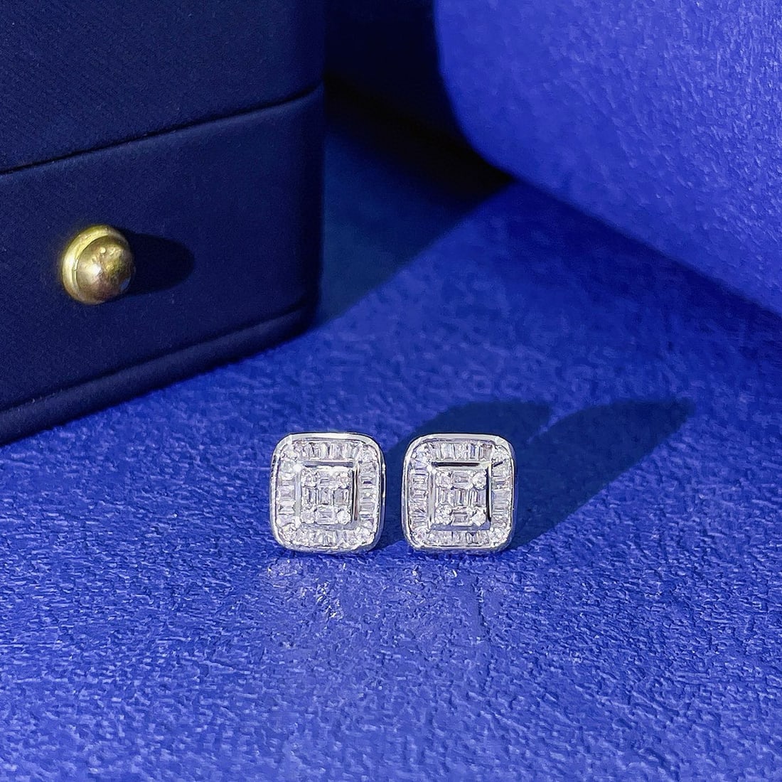 14k Gold 0.3 Ct Natural H Diamond Earrings: Ref:230991096 // gold content:14k gold // main gemstone:diamond // shape:multiply // carat weight:0. 3ct // clarity grade:vs-si // color:h // treatment:natural // Condition: New Low Estimate: 2100.00