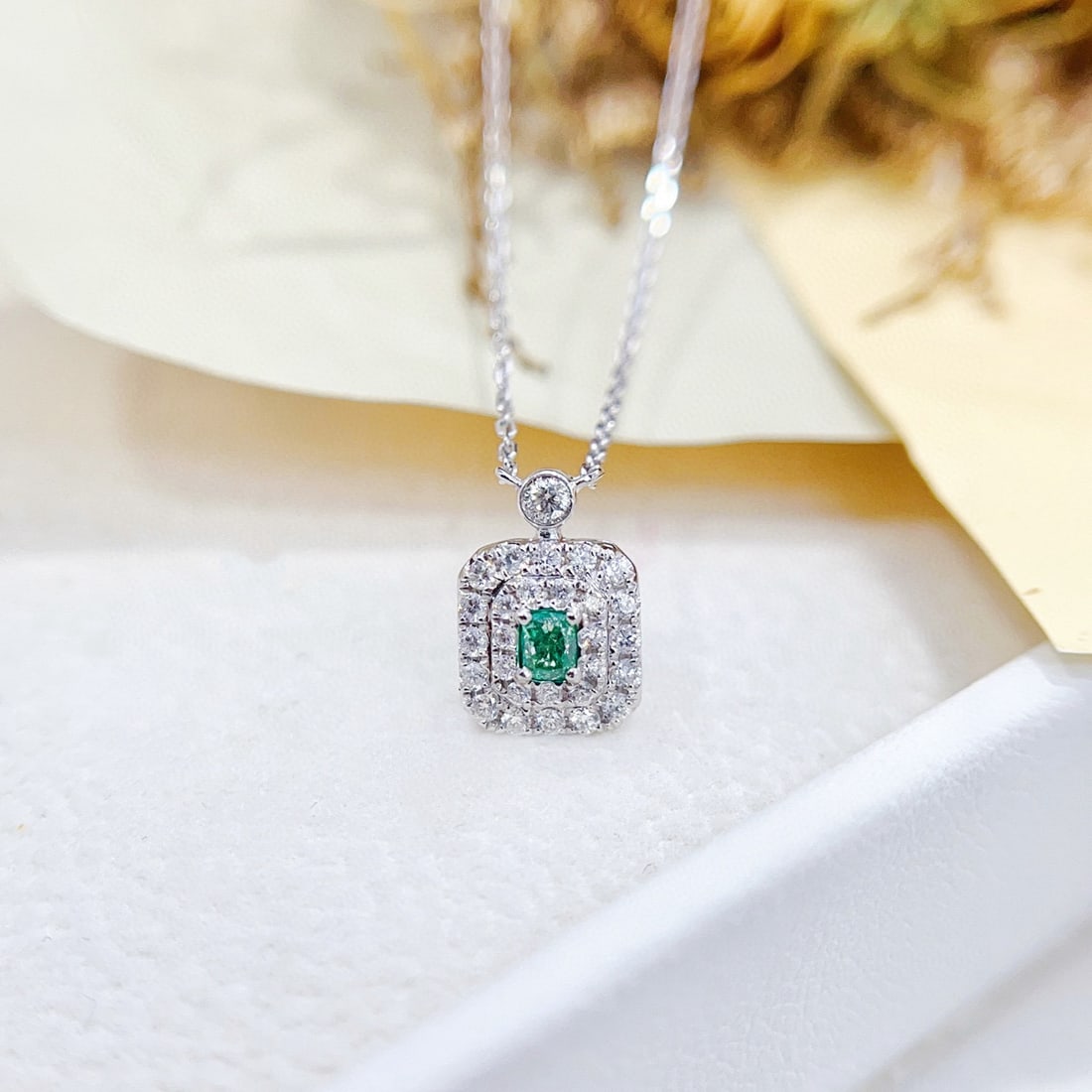14k Gold 0.27 Ctw Natural Green Diamond & Diamond Necklace: Ref:230991104 // gold content:14k gold // main gemstone:green diamond // shape:cushion // carat weight:0. 1ct // color:green // treatment:natural // // adjacent gemstone 2 : diamond // shape:round //