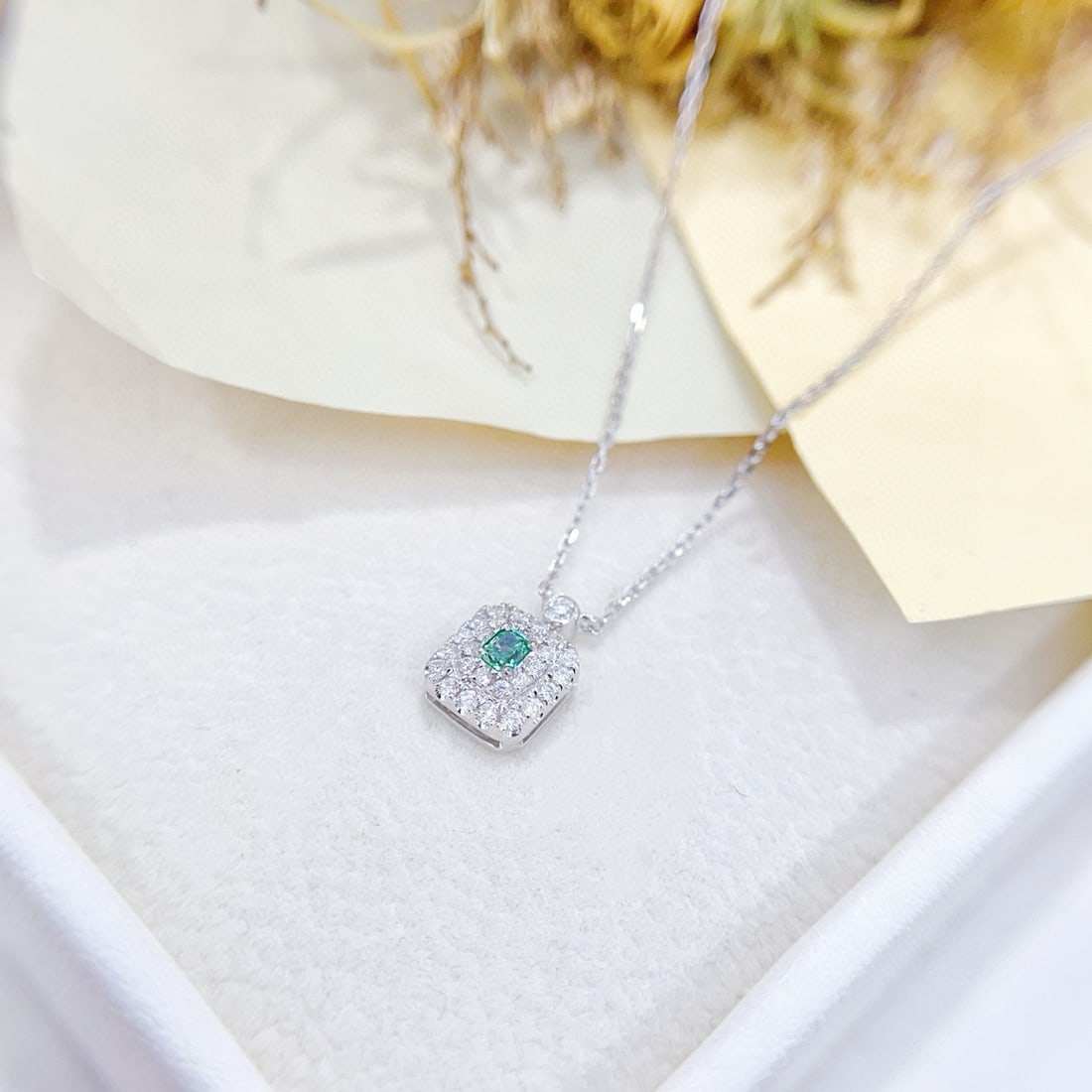 14k Gold 0.27 Ctw Natural Green Diamond & Diamond Necklace - 3