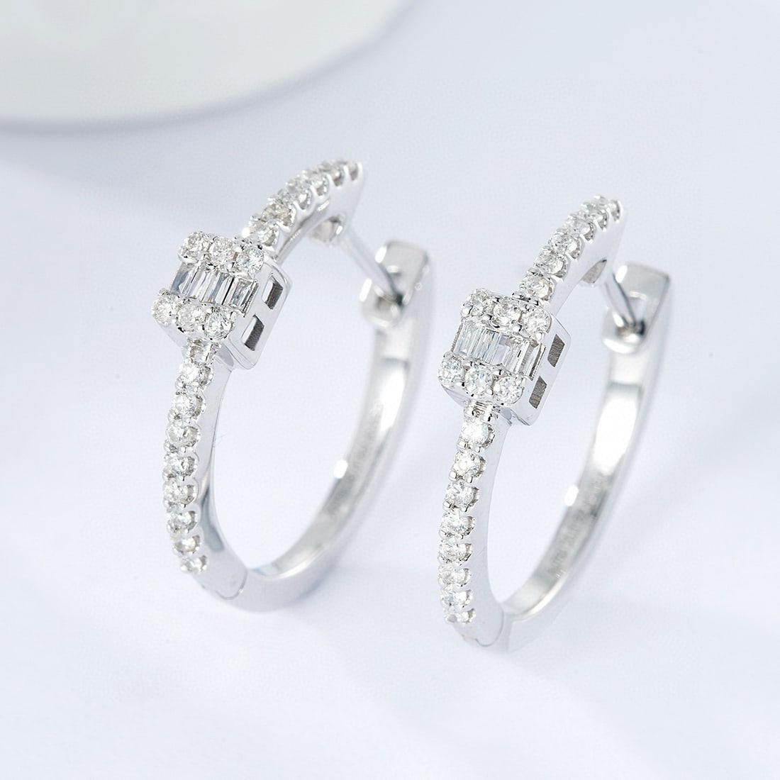 14k Gold 0.21 Ct Natural H Diamond Earrings: Ref:230991110 // gold content:14k gold // main gemstone:diamond // shape:multiply // carat weight:0. 21ct // clarity grade:vs-si // color:h // treatment:natural // Condition: New Low Estimate: 2400.00