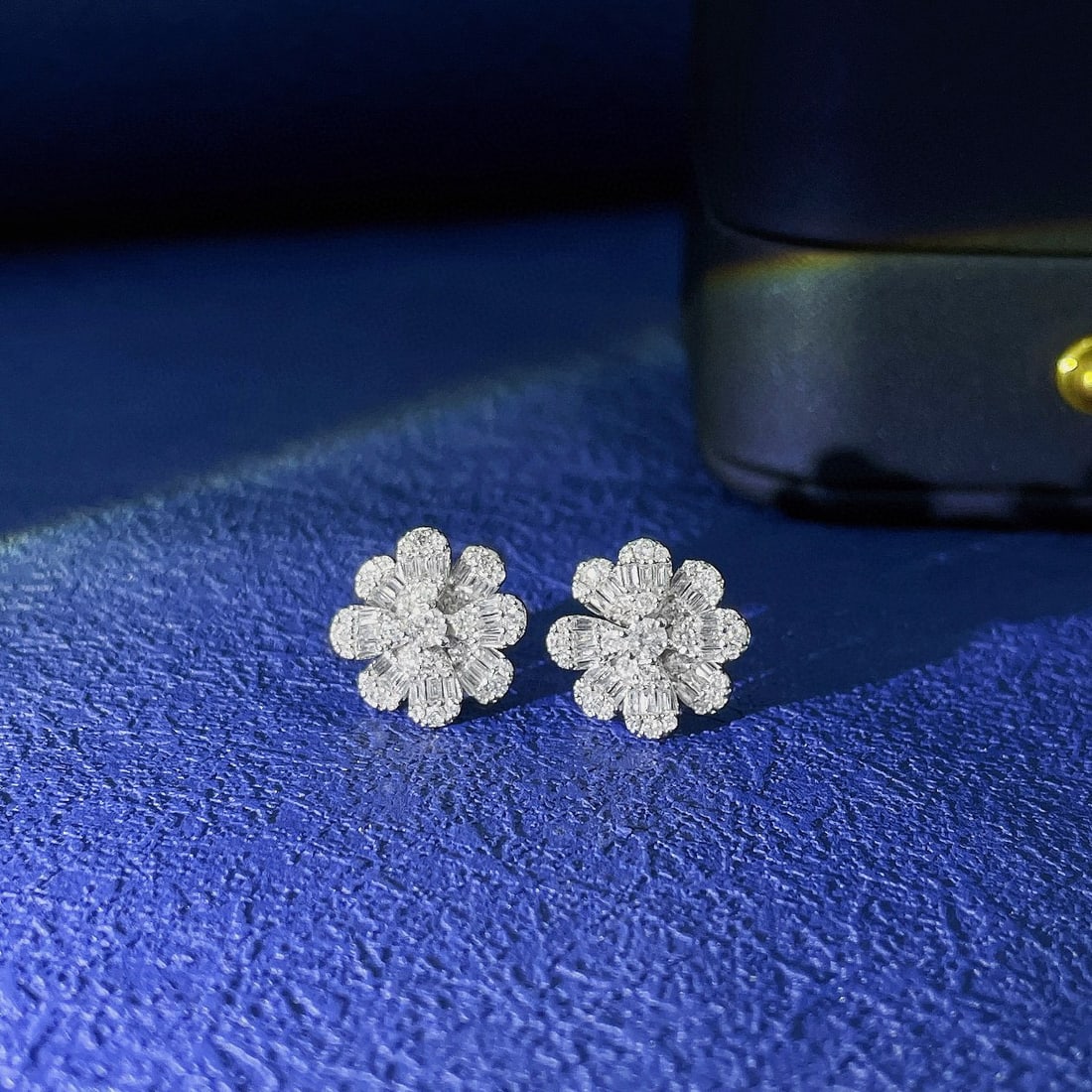 14k Gold 0.78 Ct Natural H Diamond Earrings: Ref:230991120 // gold content:14k gold // main gemstone:diamond // shape:multiply // carat weight:0. 78ct // clarity grade:vs-si // color:h // treatment:natural // Condition: New Low Estimate: