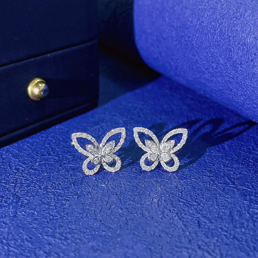 14k Gold 0.48 Ct Natural H Diamond & Butterfly Earrings: Ref:230991121 // gold content:14k gold // main gemstone:diamond // shape:round // carat weight:0. 48ct // clarity grade:vs-si // color:h // treatment:natural // cut grade:g // Condition: New Low Estim