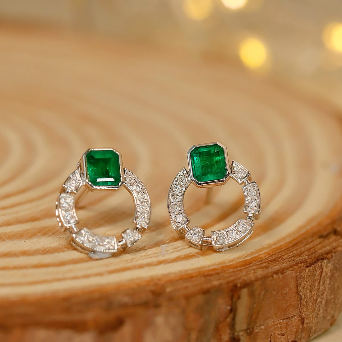 14k Gold 0.70 Ctw Natural Emerald & Diamond Earrings: Ref:230991128 // gold content:14k gold // main gemstone:emerald // shape:octagonal // carat weight:0. 58ct // color:green // treatment:natural // // adjacent gemstone 2 : diamond // shape:round //