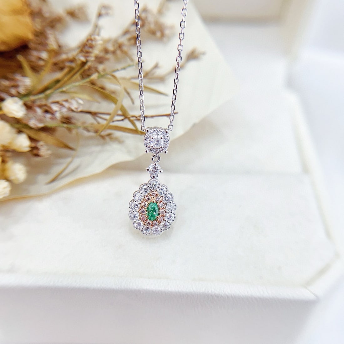 14k Gold 0.43 Ctw Natural Green Diamond & Diamond Necklace: Ref:230991129 // gold content:14k gold // main gemstone:green diamond // shape:pear // carat weight:0. 08ct // color:green // treatment:natural // // adjacent gemstone 2 : diamond // shape:round //