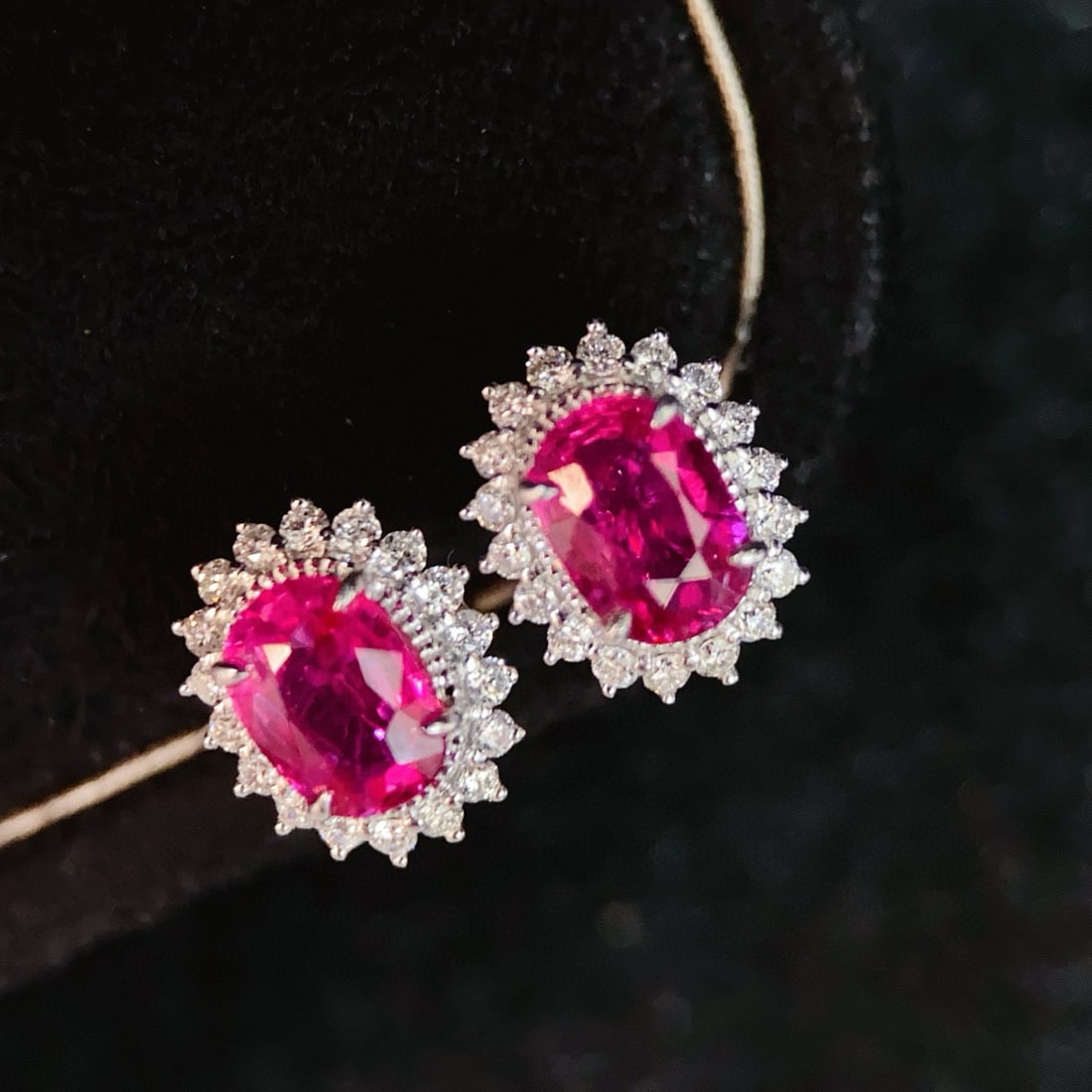 14k Gold 1.55 Ct Natural Ruby & Diamond Earrings: Ref:230991146 // gold content:14k gold // main gemstone:ruby // shape:oval // carat weight:1. 55ct // color:red // treatment:natural // // adjacent gemstone 2 : diamond // number of stones:36 //