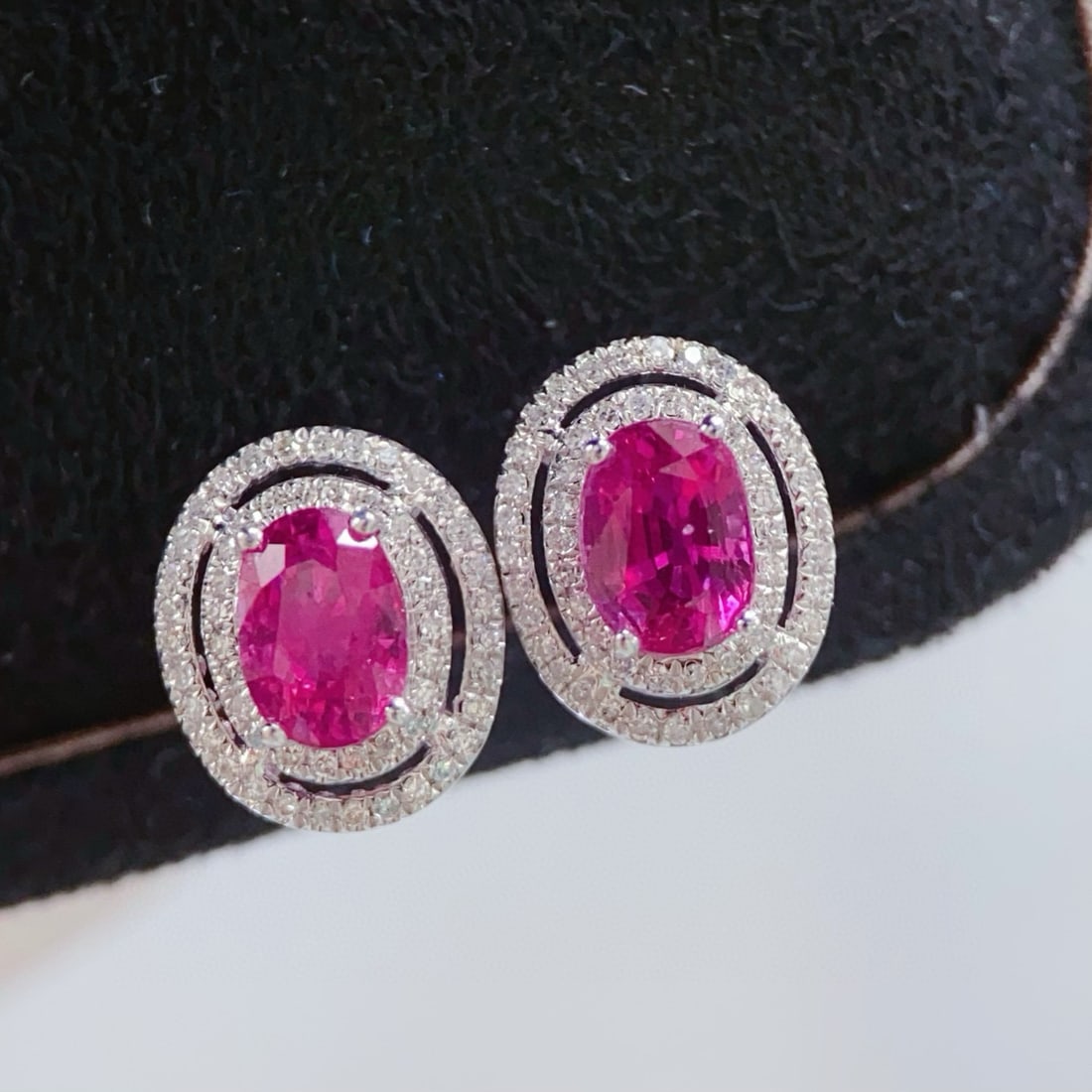 14k Gold 1.65 Ct Natural Ruby & Diamond Earrings: Ref:230991164 // gold content:14k gold // main gemstone:ruby // shape:oval // carat weight:1. 65ct // color:red // treatment:natural // // adjacent gemstone 2 : diamond // number of stones:120 //