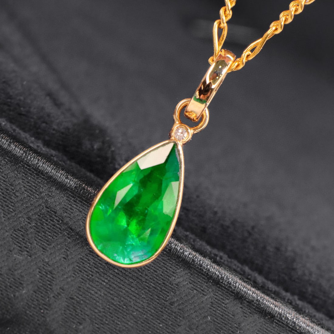 14k Gold 1.56 Ctw Natural Emerald & Diamond Pendant( Without Chain ): Ref:230991170 // gold content:14k gold // main gemstone:emerald // shape:pear // carat weight:1. 5ct // color:green // treatment:natural // // adjacent gemstone 2 : diamond // shape:round // carat wei