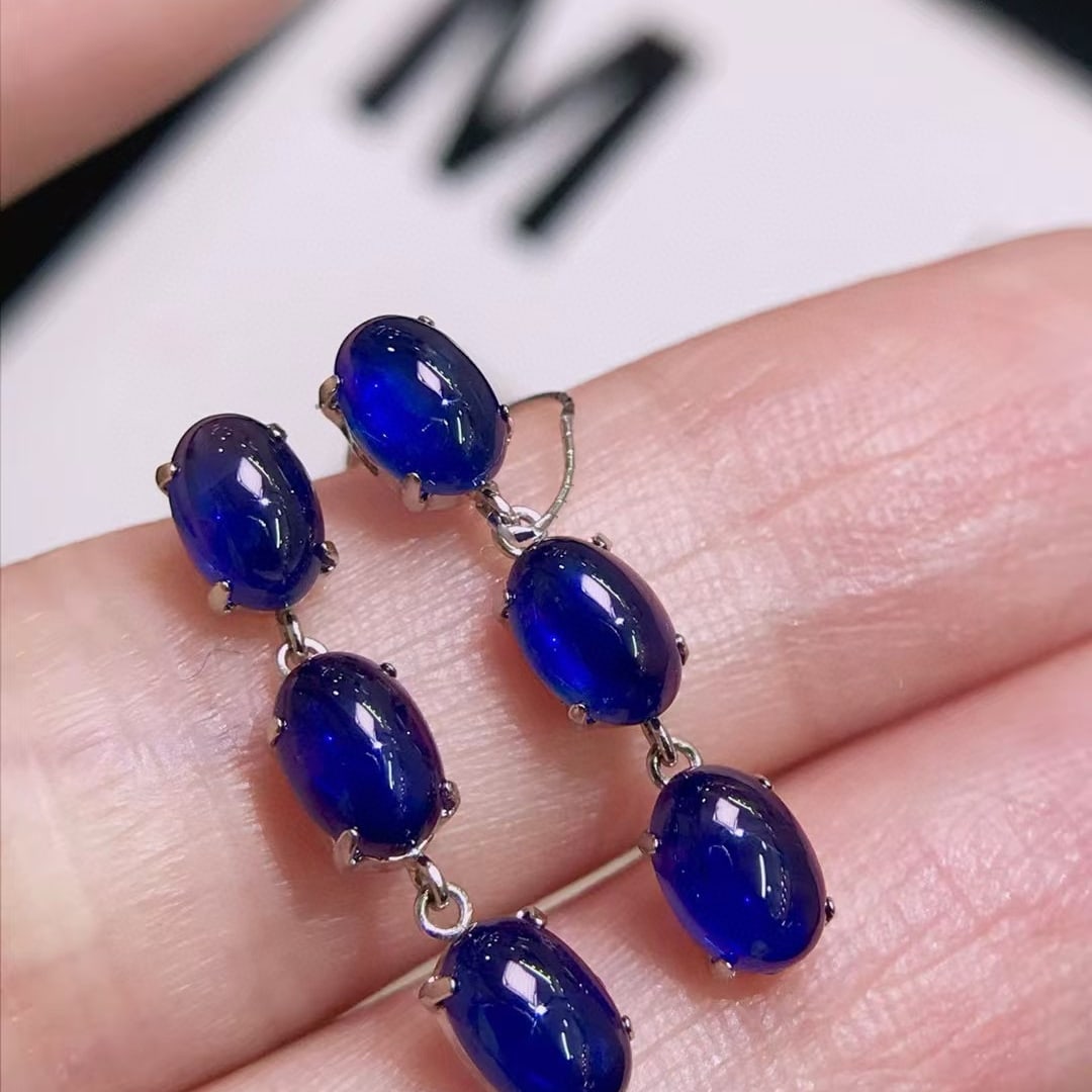 14k Gold 4.5 Ct Natural Sapphire Earrings: Ref:230991198 // gold content:14k gold // main gemstone:sapphire // shape:oval // carat weight:4. 5ct // color:blue // treatment:natural // Condition: New Low Estimate: 4000.00 High Estimate: 5900.00