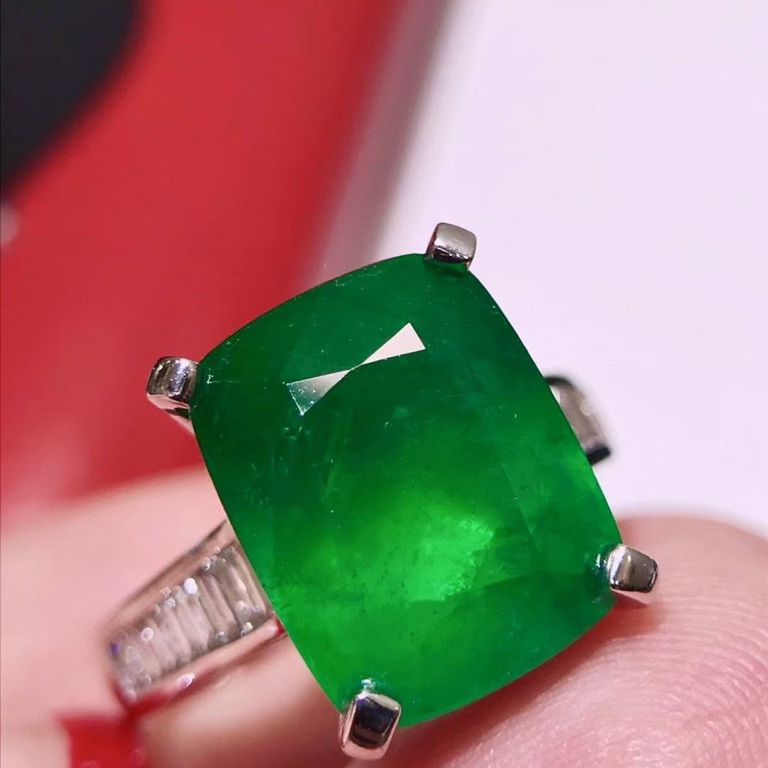 14k Gold 8.29 Ctw Vivid Green Natural Emerald & Diamond Ring: Ref:230991199 // gold content:14k gold // ring size:7. 25us // // main gemstone:emerald // shape:cushion // carat weight:7. 9ct // color:vivid green // treatment:natural // // adjacent gemstone 2 :