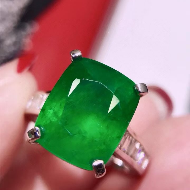 14k Gold 8.29 Ctw Vivid Green Natural Emerald & Diamond Ring - 2