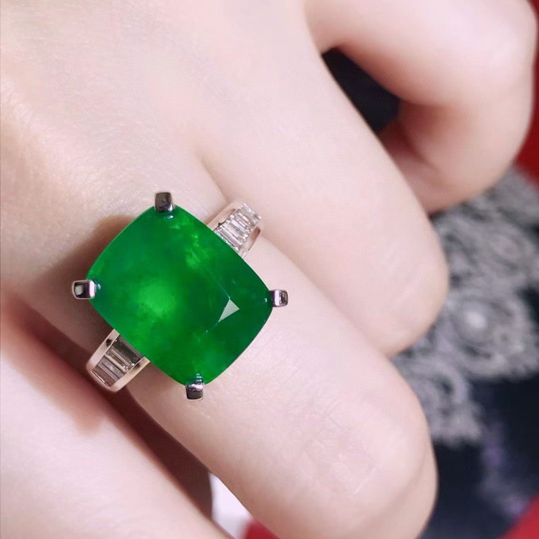 14k Gold 8.29 Ctw Vivid Green Natural Emerald & Diamond Ring - 3