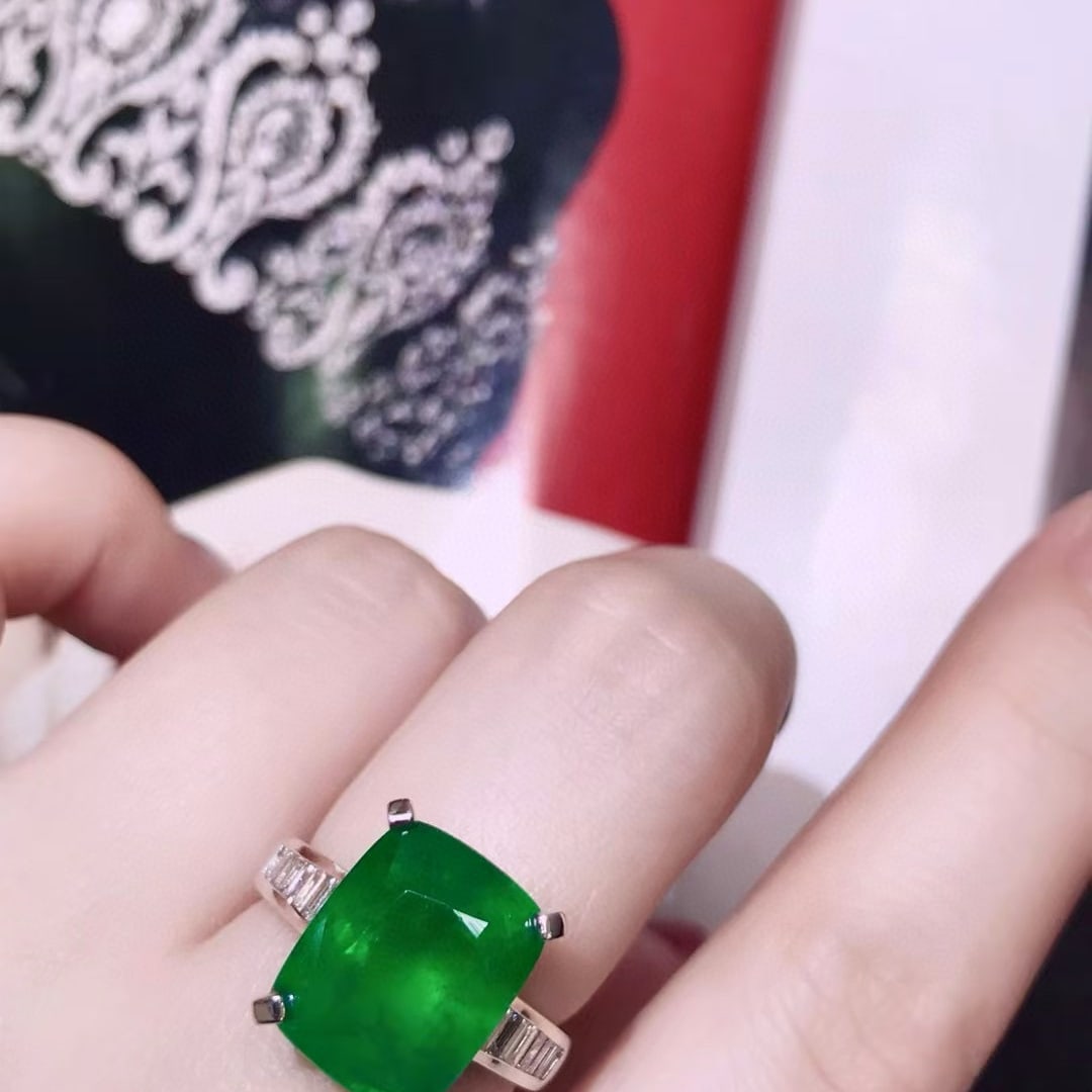 14k Gold 8.29 Ctw Vivid Green Natural Emerald & Diamond Ring - 4