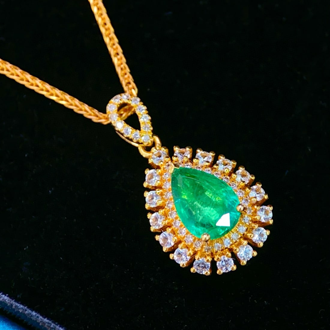 14k Gold 0.85 Ct Natural Emerald & Diamond & Sapphire Pendant( Without Chain ): Ref:230991204 // gold content:14k gold // main gemstone:emerald // shape:pear // carat weight:0. 85ct // color:green // treatment:natural // // adjacent gemstone 2 : diamond // number of stones:38 // 
