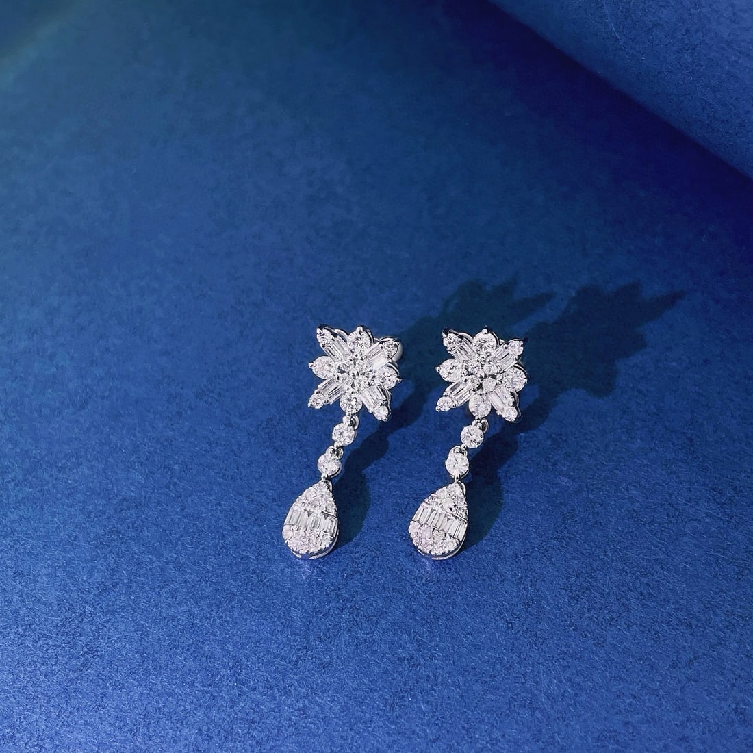 14k Gold 0.84 Ct Natural H Diamond Earrings: Ref:230991208 // gold content:14k gold // main gemstone:diamond // shape:multiply // carat weight:0. 84ct // clarity grade:vs-si // color:h // treatment:natural // Condition: New Low Estimate: 4200.00