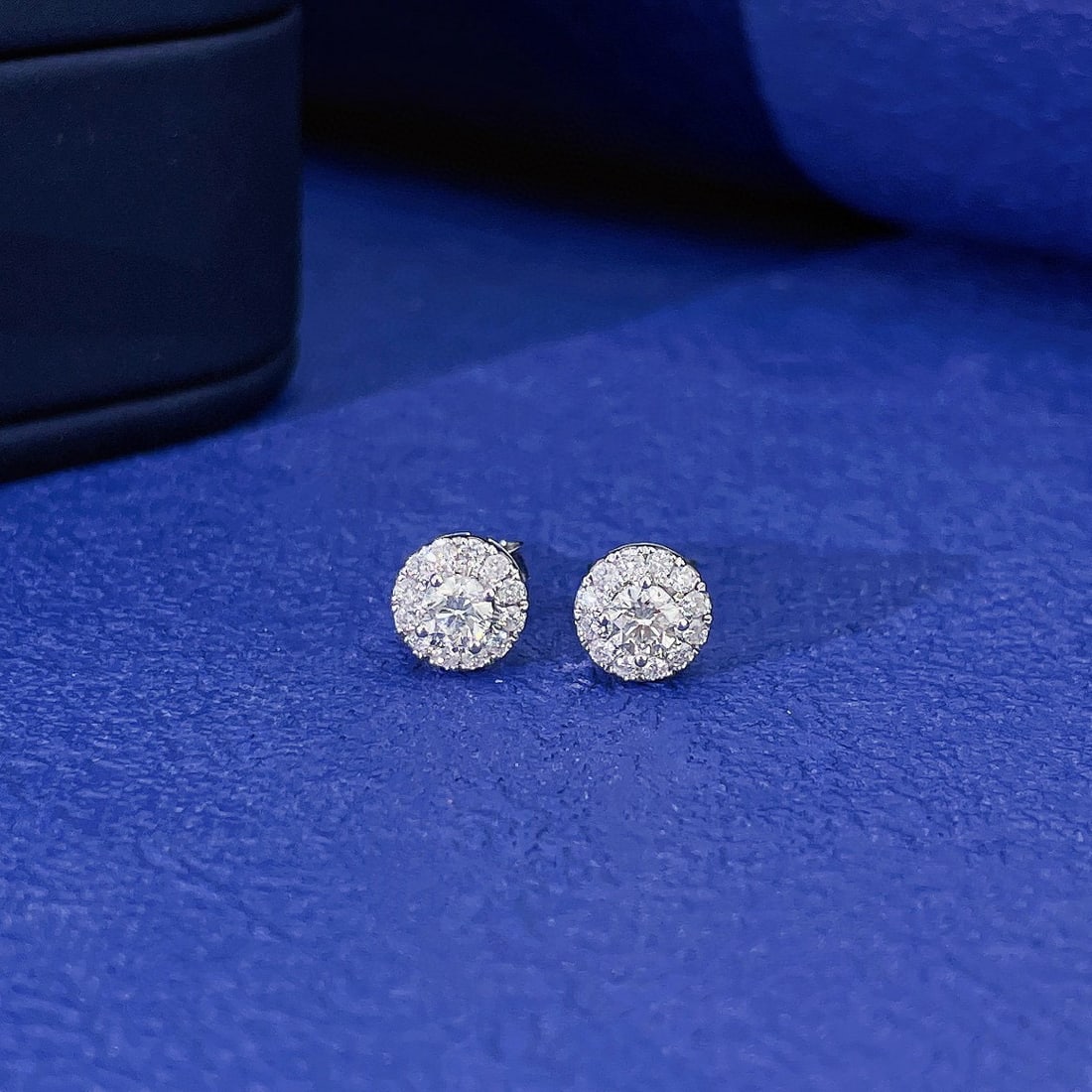 14k Gold 0.42 Ctw Natural H Diamond Earrings: Ref:230991211 // gold content:14k gold // main gemstone:diamond // shape:round // carat weight:0. 26ct // clarity grade:vs-si // color:h // treatment:natural // cut grade:g // // adjacent gemstone 2 :