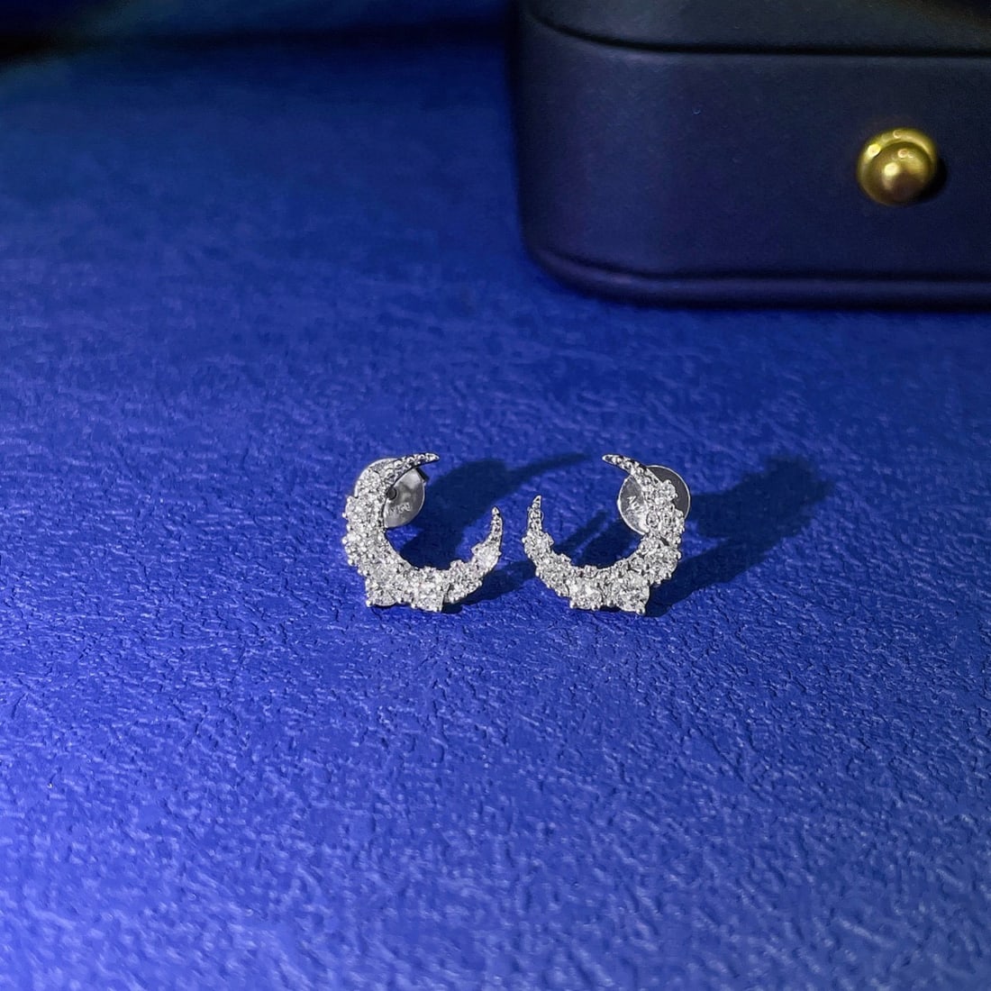 14k Gold 0.26 Ct Natural H Diamond Earrings: Ref:230991214 // gold content:14k gold // main gemstone:diamond // shape:round // carat weight:0. 26ct // clarity grade:vs-si // color:h // treatment:natural // cut grade:g // Condition: New Low Estim