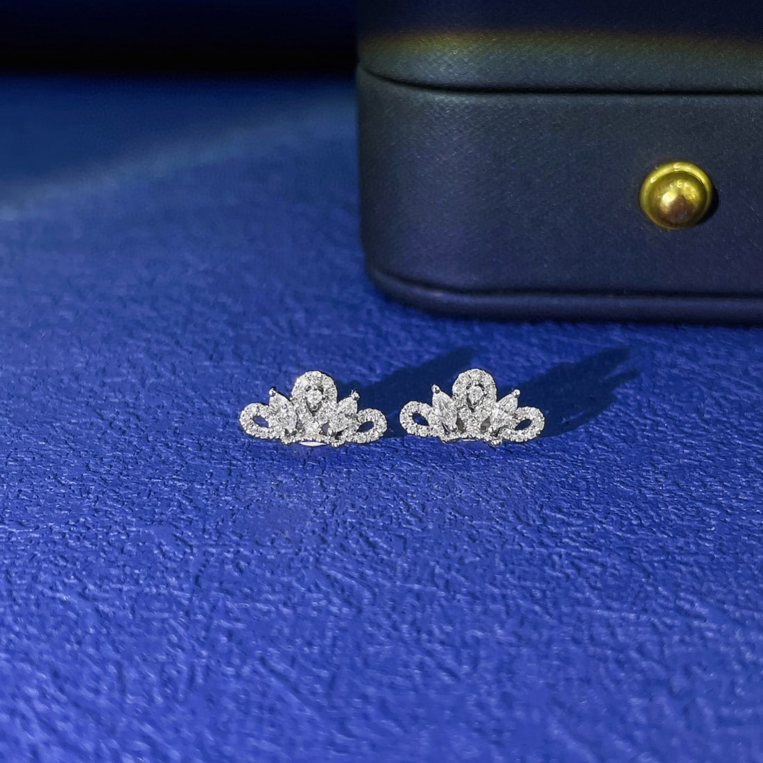 14k Gold 0.26 Ct Natural H Diamond Earrings: Ref:230991215 // gold content:14k gold // main gemstone:diamond // shape:multiply // carat weight:0. 26ct // clarity grade:vs-si // color:h // treatment:natural // Condition: New Low Estimate: 2000.00