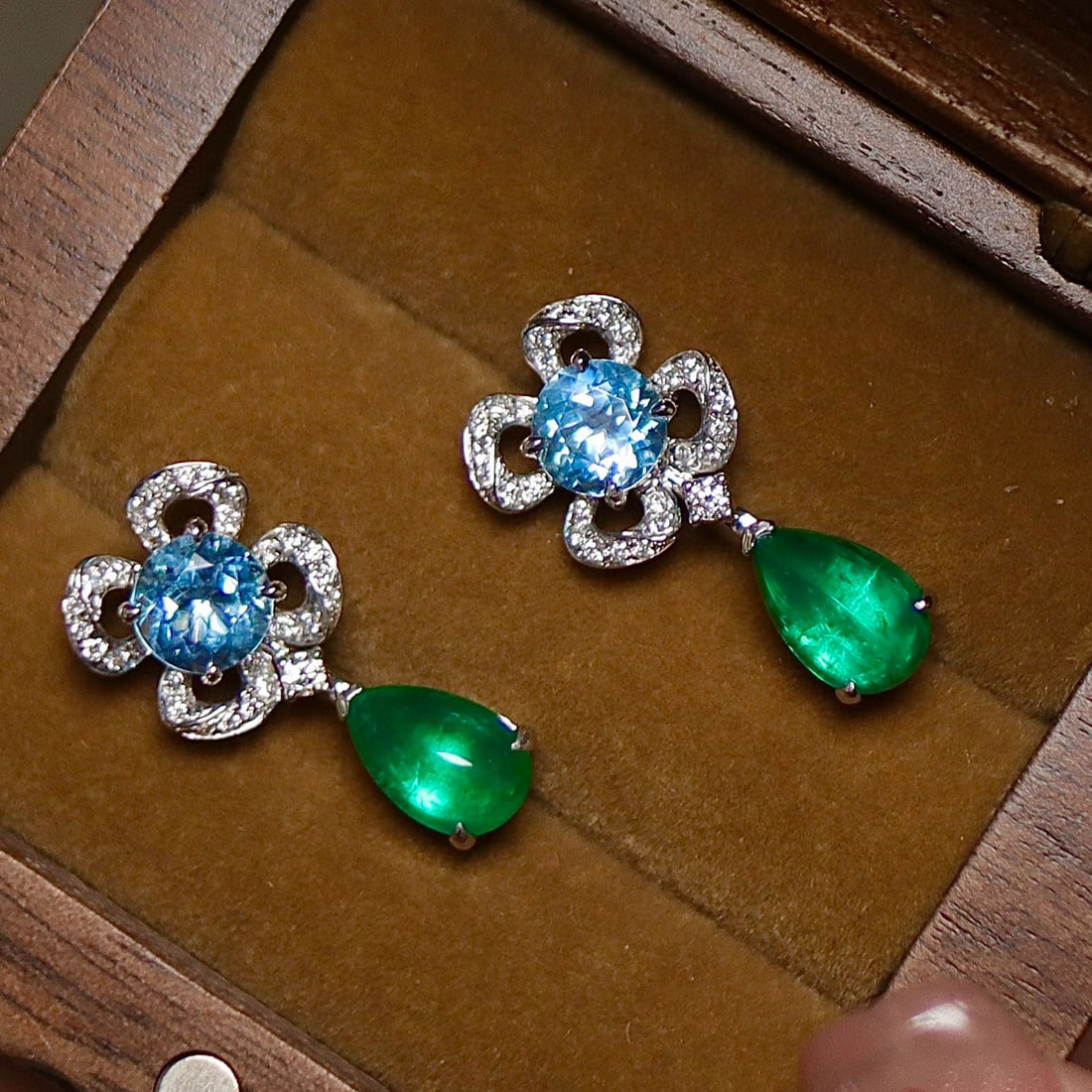 14k Gold 4.52 Ctw Natural Emerald & Aquamarine Earrings: Ref:230991219 // gold content:14k gold // main gemstone:emerald // shape:pear // carat weight:2. 71ct // color:green // treatment:natural // // adjacent gemstone 2 : aquamarine // shape:round //