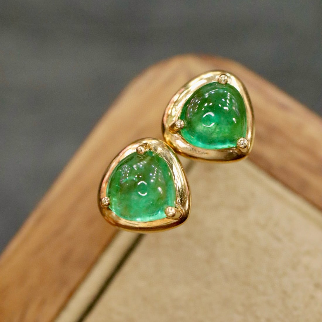 14k Gold 1.89 Ct Natural Emerald Earrings: Ref:230991224 // gold content:14k gold // main gemstone:emerald // shape:pear // carat weight:1. 89ct // color:green // treatment:natural // Condition: New Low Estimate: 3100.00 High Estimate: 4600.00