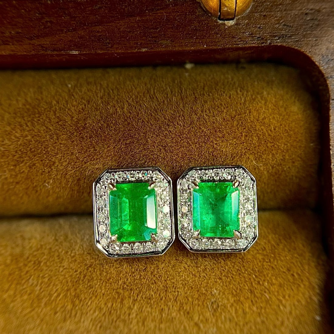 14k Gold 1.06 Ctw Natural Emerald & Diamond Earrings: Ref:230991232 // gold content:14k gold // main gemstone:emerald // shape:octagonal // carat weight:0. 9ct // color:green // treatment:natural // // adjacent gemstone 2 : diamond // shape:round //