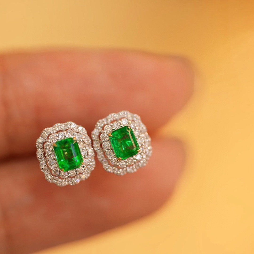 14k Gold 0.4 Ct Natural Emerald & Diamond Earrings: Ref:230991233 // gold content:14k gold // main gemstone:emerald // shape:octagonal // carat weight:0. 4ct // color:green // treatment:natural // // adjacent gemstone 2 : diamond // shape:round //
