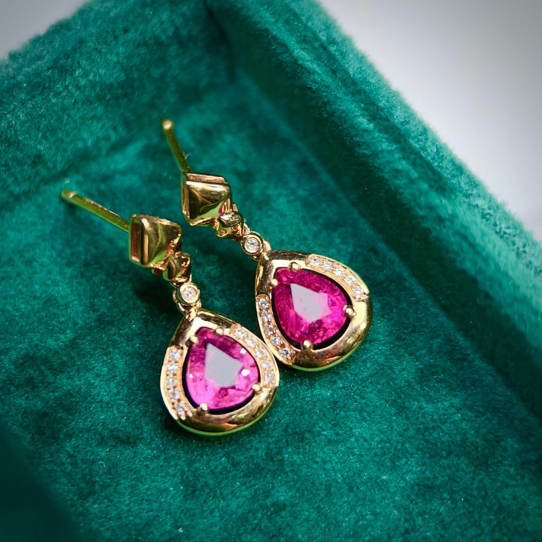 14k Gold 1.27 Ctw Natural Tourmaline & Diamond Earrings: Ref:230991238 // gold content:14k gold // main gemstone:tourmaline // shape:pear // carat weight:1. 2ct // color:red // treatment:natural // // adjacent gemstone 2 : diamond // number of stones:22 // 