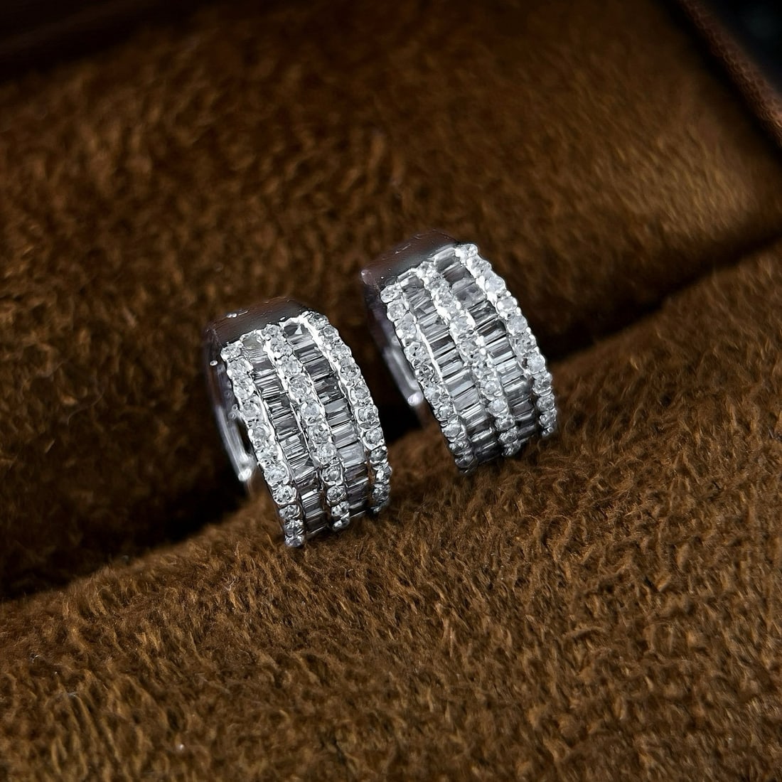 14k Gold 0.76 Ct Natural H Diamond Earrings: Ref:230991245 // gold content:14k gold // main gemstone:diamond // shape:multiply // carat weight:0. 76ct // clarity grade:vs-si // color:h // treatment:natural // Condition: New Low Estimate: 2400.00