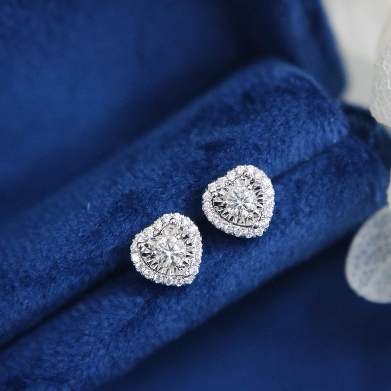 14k Gold 0.29 Ct Natural H Diamond Earrings: Ref:230991247 // gold content:14k gold // main gemstone:diamond // shape:heart // carat weight:0. 29ct // clarity grade:vs-si // color:h // treatment:natural // Condition: New Low Estimate: 1800.00