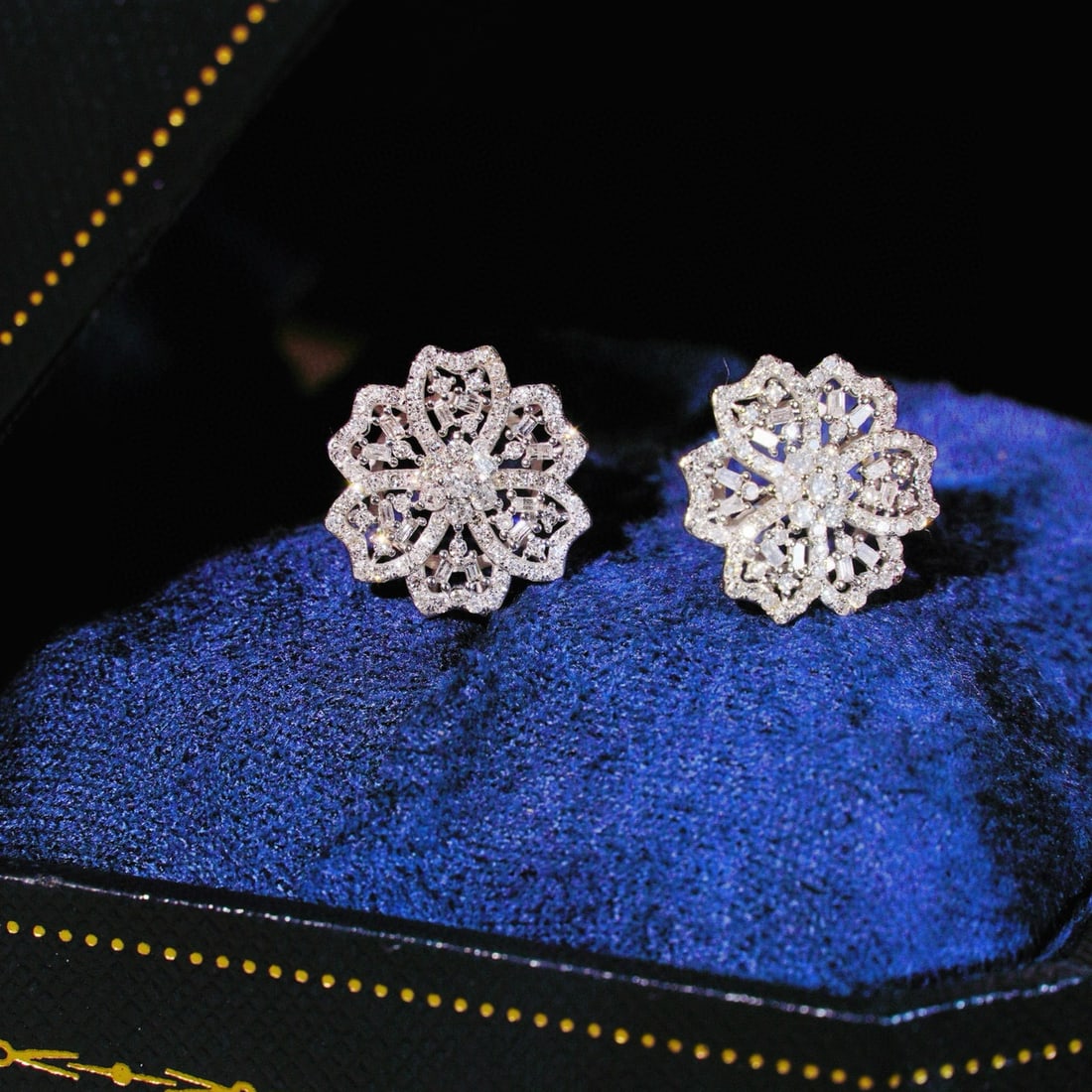 14k Gold 0.9 Ct Natural H Diamond & Flowers Earrings: Ref:230991257 // gold content:14k gold // main gemstone:diamond // shape:multiply // carat weight:0. 9ct // clarity grade:vs-si // color:h // treatment:natural // Condition: New Low Estimate: 3100.00 