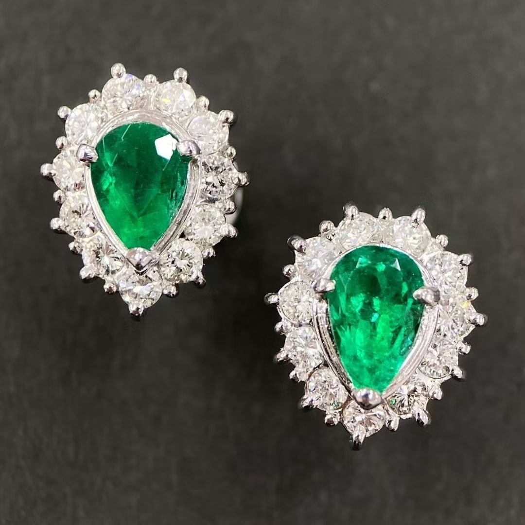 14k Gold 2.65 Ctw Vivid Green Natural Emerald & Diamond Earrings: Ref:230992027 // gold content:14k gold // main gemstone:emerald // shape:pear // carat weight:1. 57ct // color:vivid green // treatment:natural // // adjacent gemstone 2 : diamond // shape:round // ca