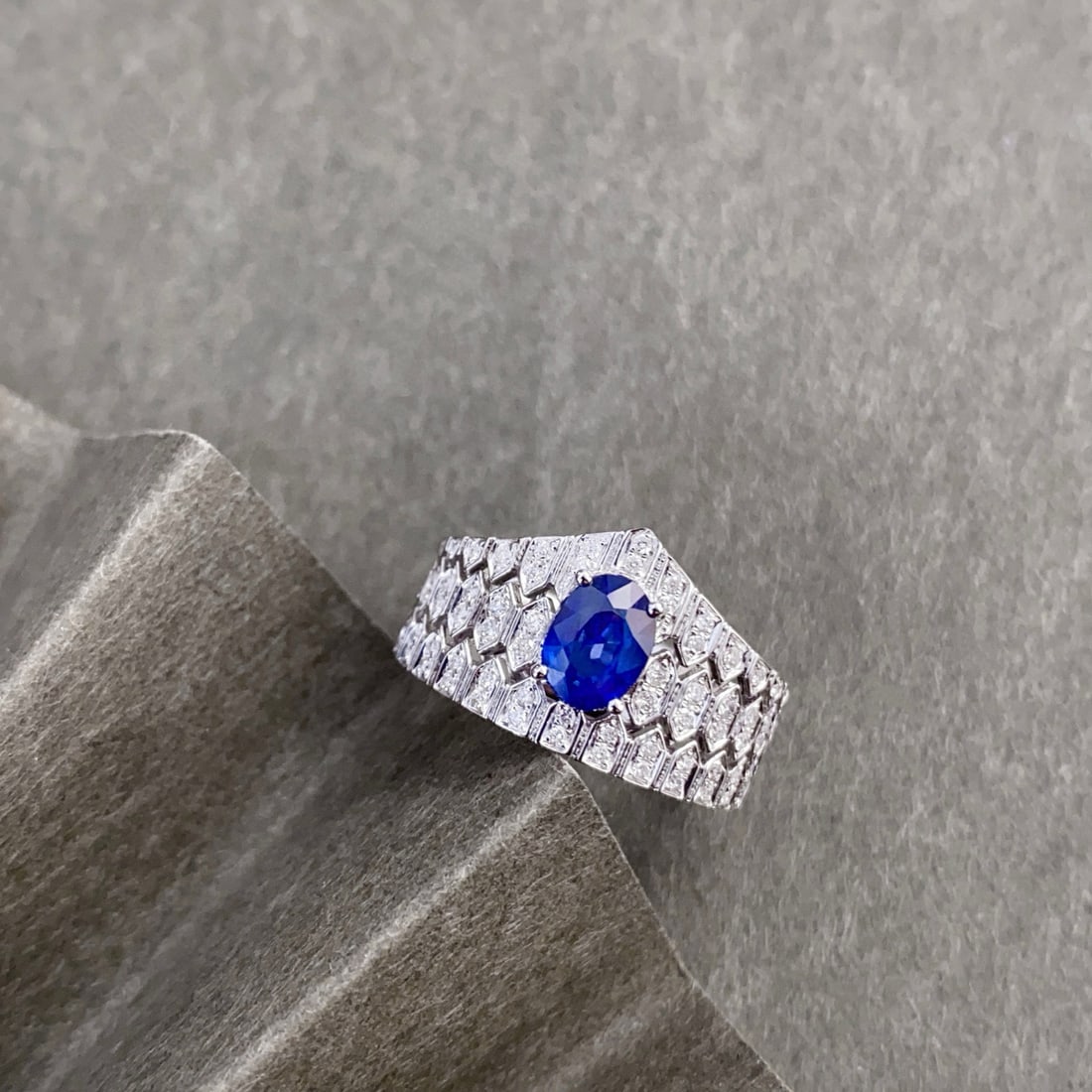 14k Gold 1.36 Ctw Natural Sapphire & Diamond Ring: Ref:230992052 // gold content:14k gold // ring size:7. 25us // // main gemstone:sapphire // shape:oval // carat weight:1. 05ct // color:royal blue // treatment:natural // // adjacent gemstone 2 :