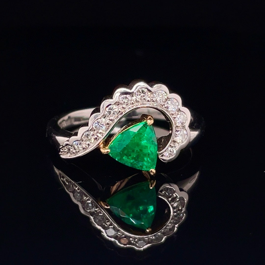 14k Gold 1.01 Ctw Vivid Green Natural Emerald & Diamond Ring: Ref:230992060 // gold content:14k gold // ring size:7. 25us // // main gemstone:emerald // shape:triangle // carat weight:0. 75ct // color:vivid green // treatment:natural // // adjacent gemstone 2 : 