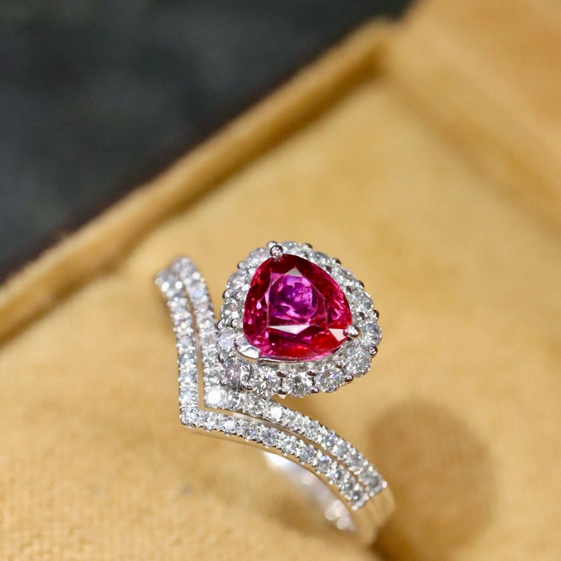 14k Gold 1.18 Ctw Natural Ruby & Diamond Ring: Ref:230992109 // gold content:14k gold // ring size:7. 25us // // main gemstone:ruby // shape:pear // carat weight:1. 01ct // color:red // treatment:natural // // adjacent gemstone 2 : diamond // shap