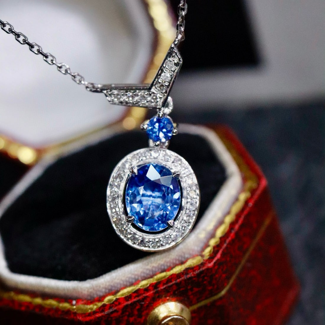 14k Gold 0.98 Ctw Natural Sapphire & Diamond Necklace: Ref:230992111 // gold content:14k gold // main gemstone:sapphire // shape:oval // carat weight:0. 86ct // color:blue // treatment:natural // // adjacent gemstone 2 : diamond // shape:round // carat we