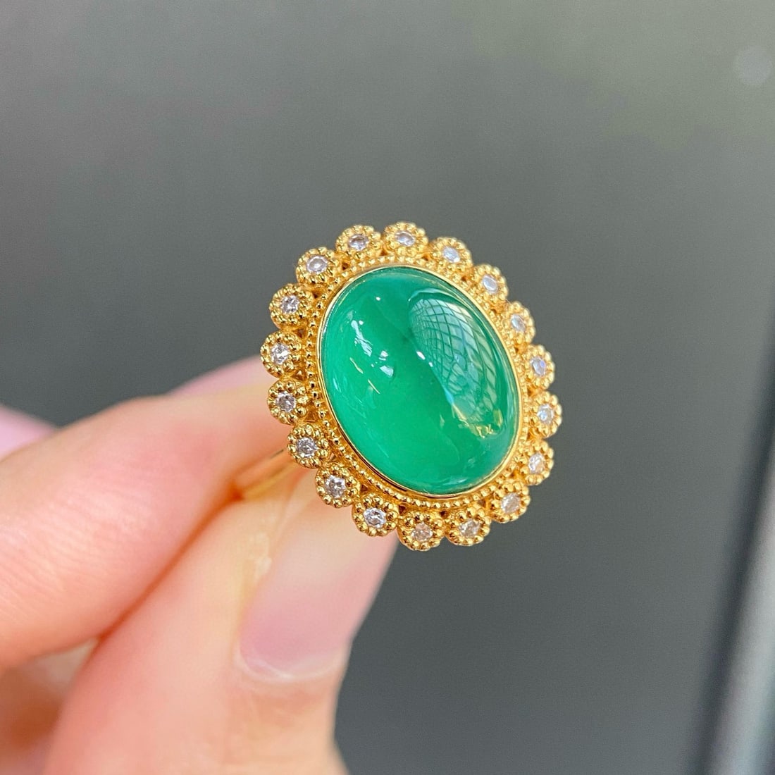 14k Gold 4.28 Ctw Natural Emerald & Diamond Ring: Ref:230992113 // gold content:14k gold // ring size:7. 25us // // main gemstone:emerald // shape:oval // carat weight:4. 13ct // color:green // treatment:natural // // adjacent gemstone 2 : diamond //
