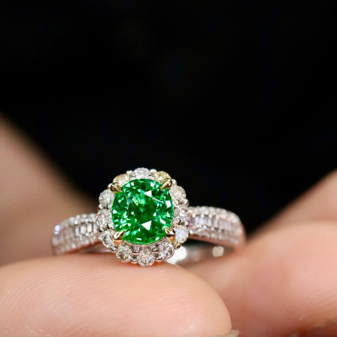 14k Gold 1.57 Ctw Vivid Green Natural Tsavorite & Diamond Ring: Ref:230992114 // gold content:14k gold // ring size:7. 25us // // main gemstone:tsavorite // shape:oval // carat weight:1. 08ct // color:vivid green // treatment:natural // // adjacent gemstone 2 : di